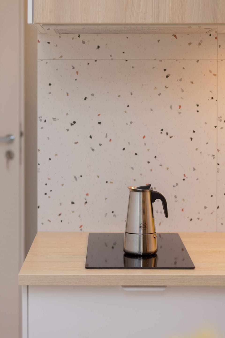 Close-up of the hob on which the coffee brewer sits.