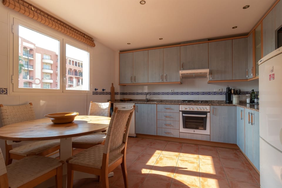 Kitchen, spacious and fully equipped. 