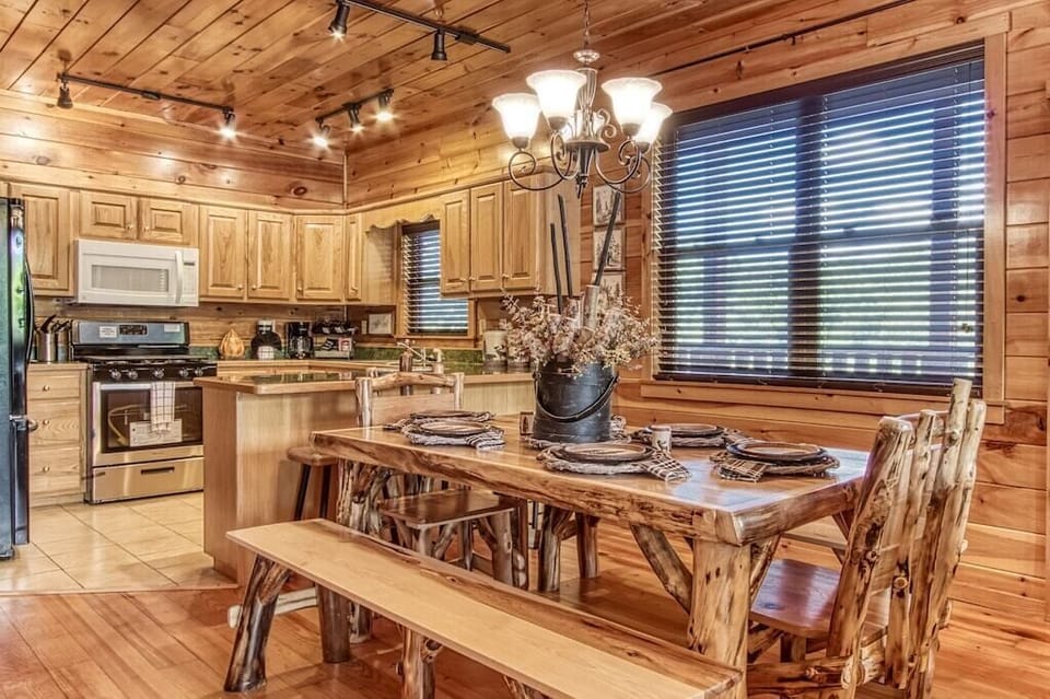 Four Bears Lodge's inviting dining table