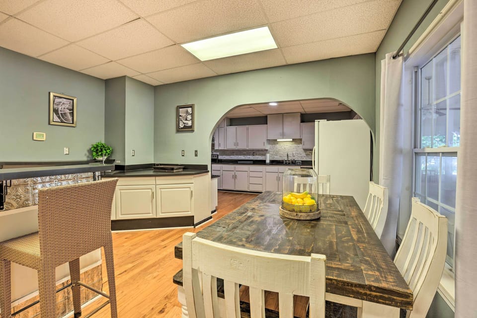 Breakfast Nook | Central Heating & A/C | Wet Bar