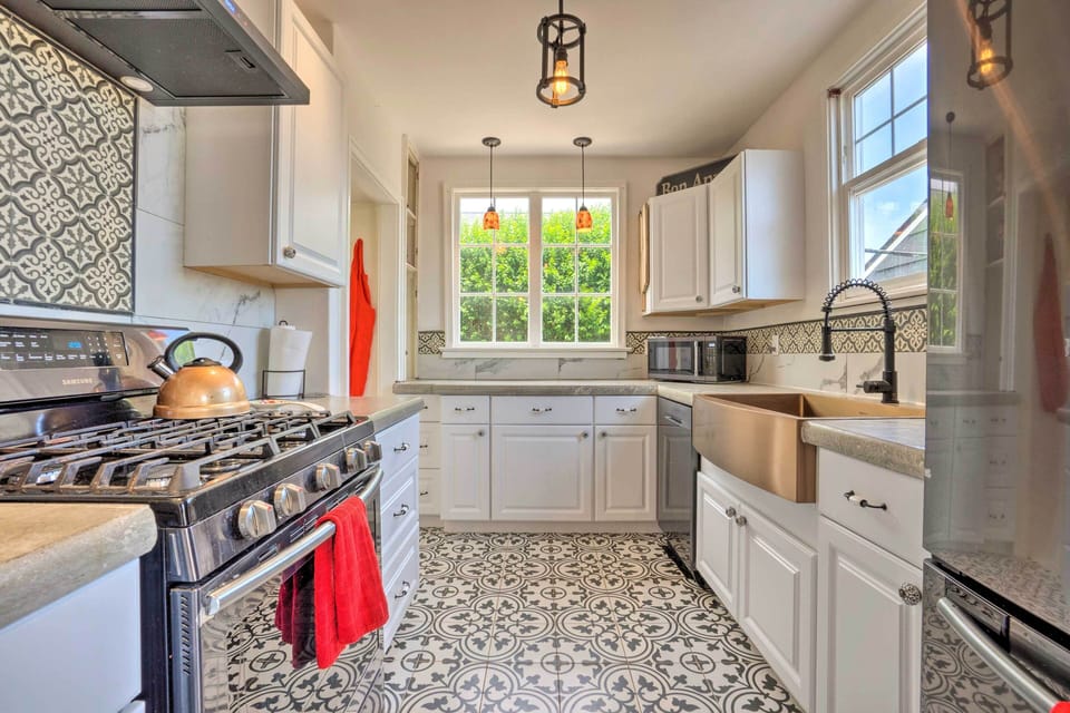 Kitchen | Cooking Basics Provided | Main Level