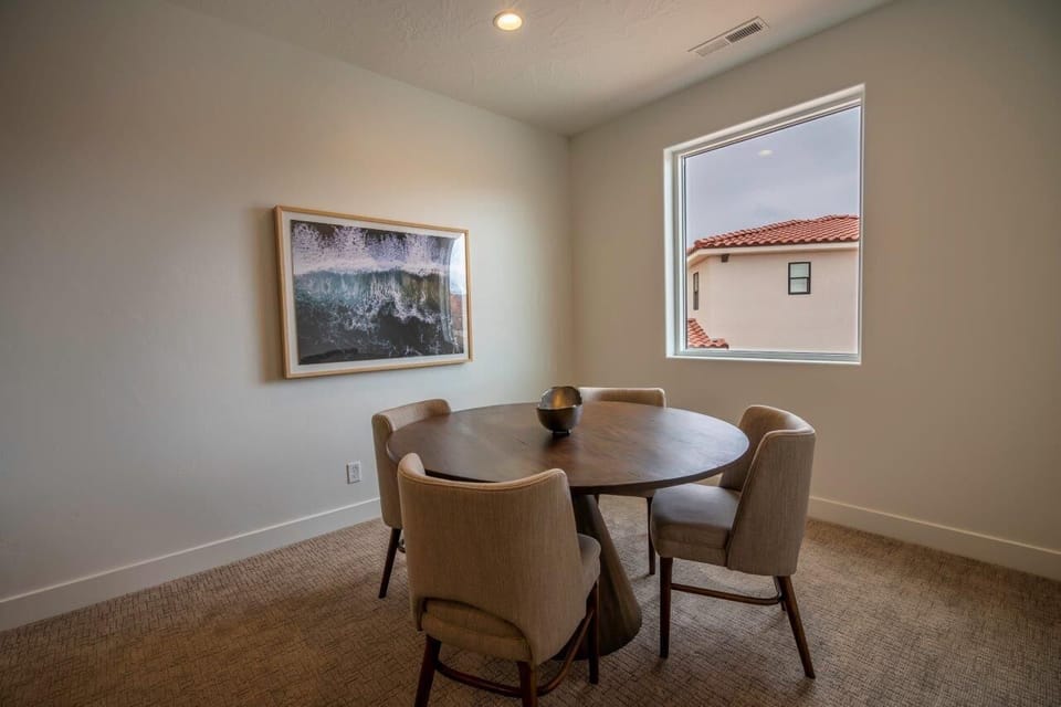 Table seating in upstairs family room nook
