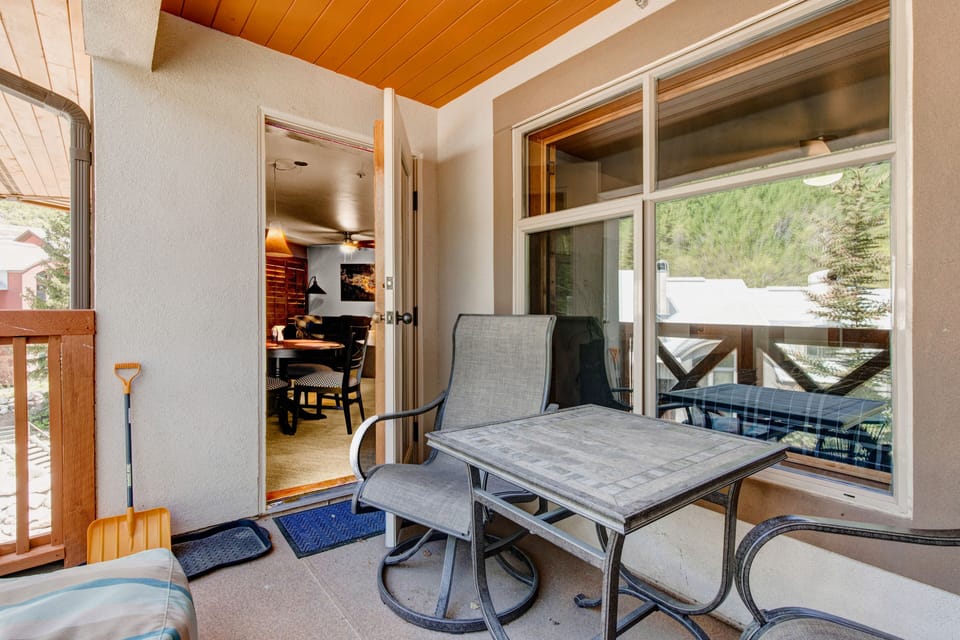 5th-floor condo with balcony, W/D, heated pool, hot tub, lockers, game room, gym Apartment in Wasatch County