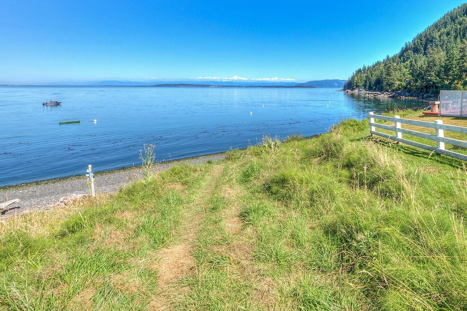 Swim, kayak, tidepool and stroll on the public beach, just a 4 minute walk.