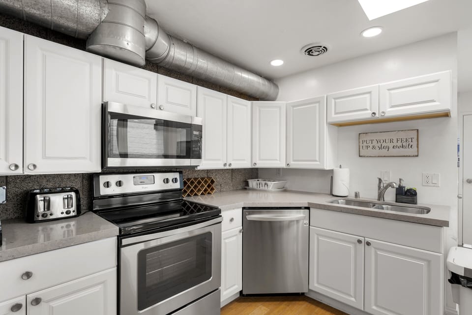 Suite 1 kitchrn 