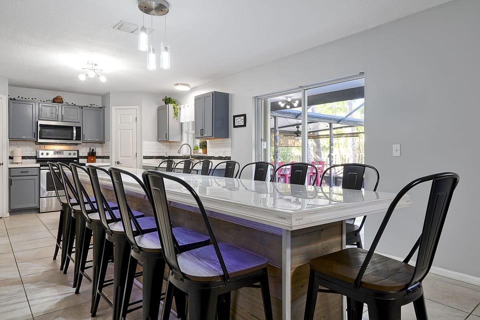 Newly renovated full kitchen with Cooking essentials, Drip Coffee & Keurig machines, Dishes