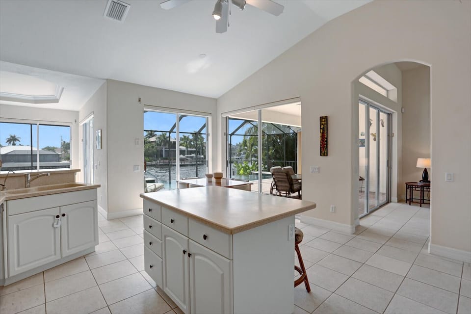 Vacanza Rentals - The Hammock - Kitchen