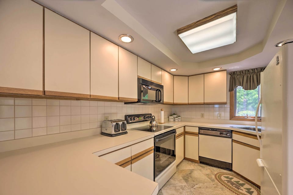 Kitchen | Coffee Maker | Hot Water Pot | Dishwasher | Toaster