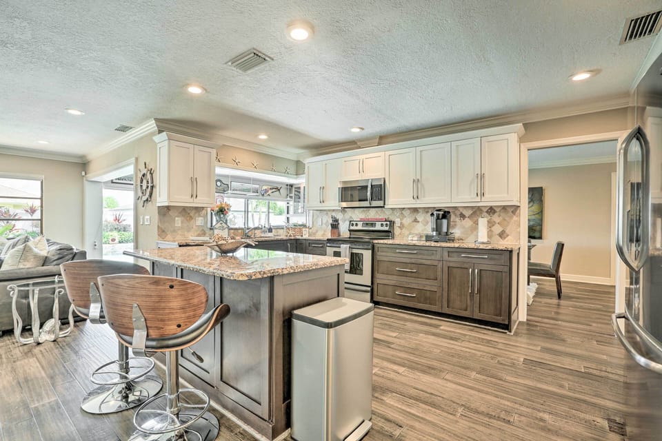 Kitchen | Fully Equipped | Keurig Coffee Maker | Dishware/Flatware | Toaster