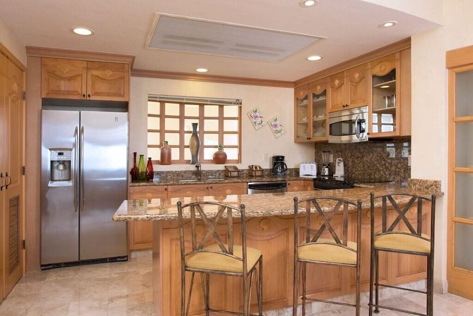 Kitchen with counter seating
