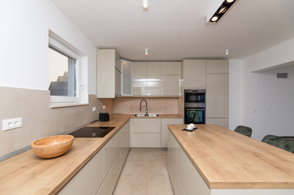 kitchen fully equiped including dischwasher and freezer