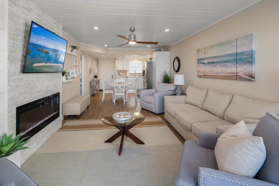 Living Room, Kitchen and Entry from Lanai