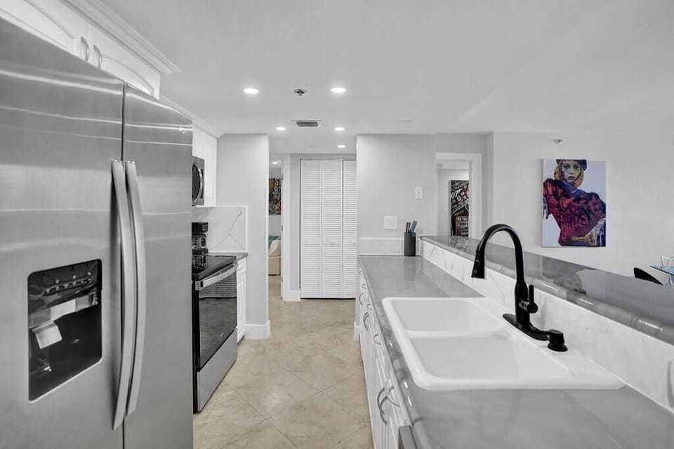 Fully equipped kitchen with waher/dryer, seating at kitchen counter