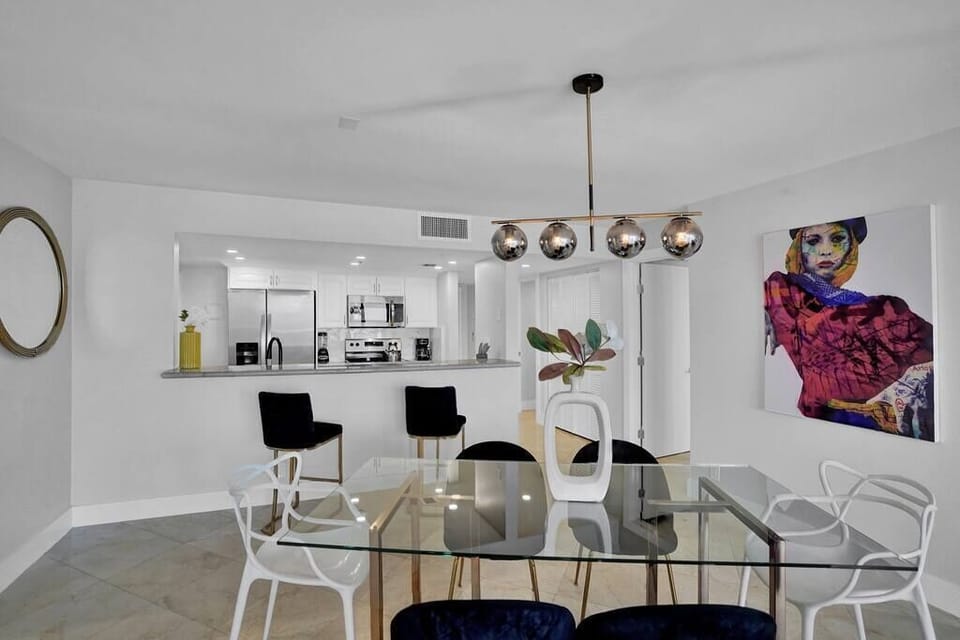 Dining area, fully equipped kitchen