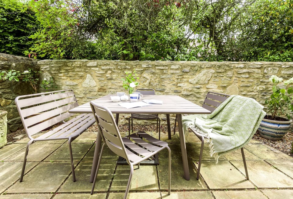 Hope Cottage, Shipton Gorge: A nice spot for al fresco dining