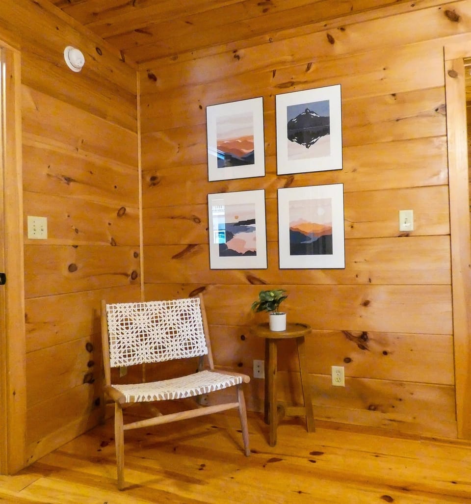 Elegant touches of contemporary mountain decor are found throughout the cabin.