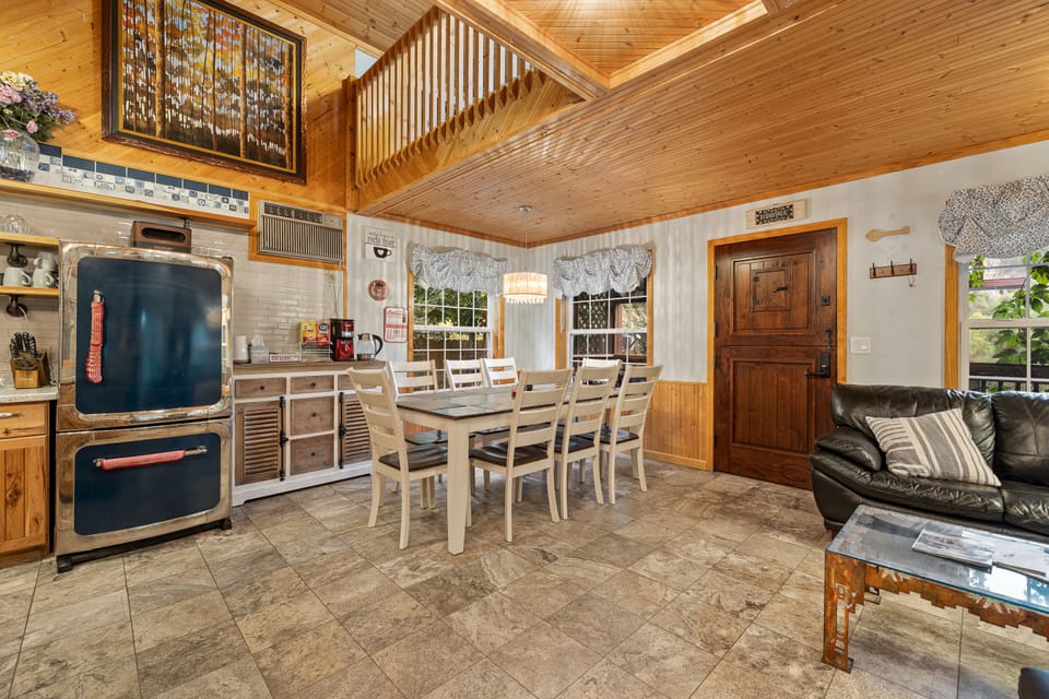 Dining room seats 8+ people