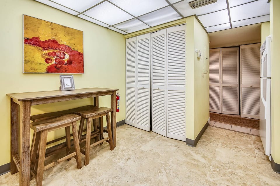 Breakfast bar in the kitchen.