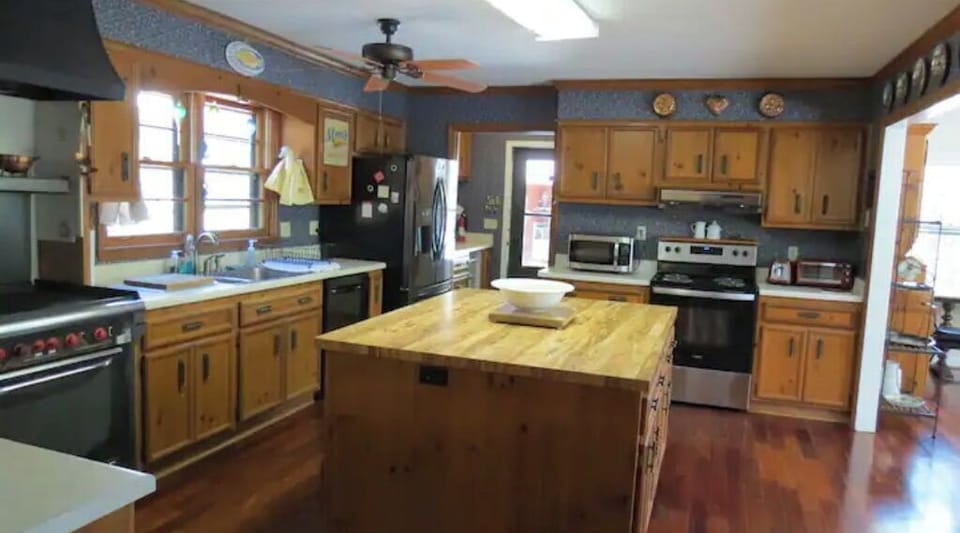 What a kitchen! Commercial stove with griddle. Also standard stove with oven.