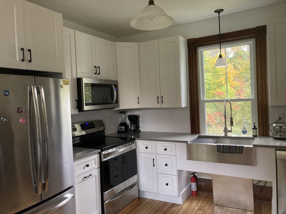Kitchen: Induction stove, microwave, toaster, Instant pot, coffee pot, blender