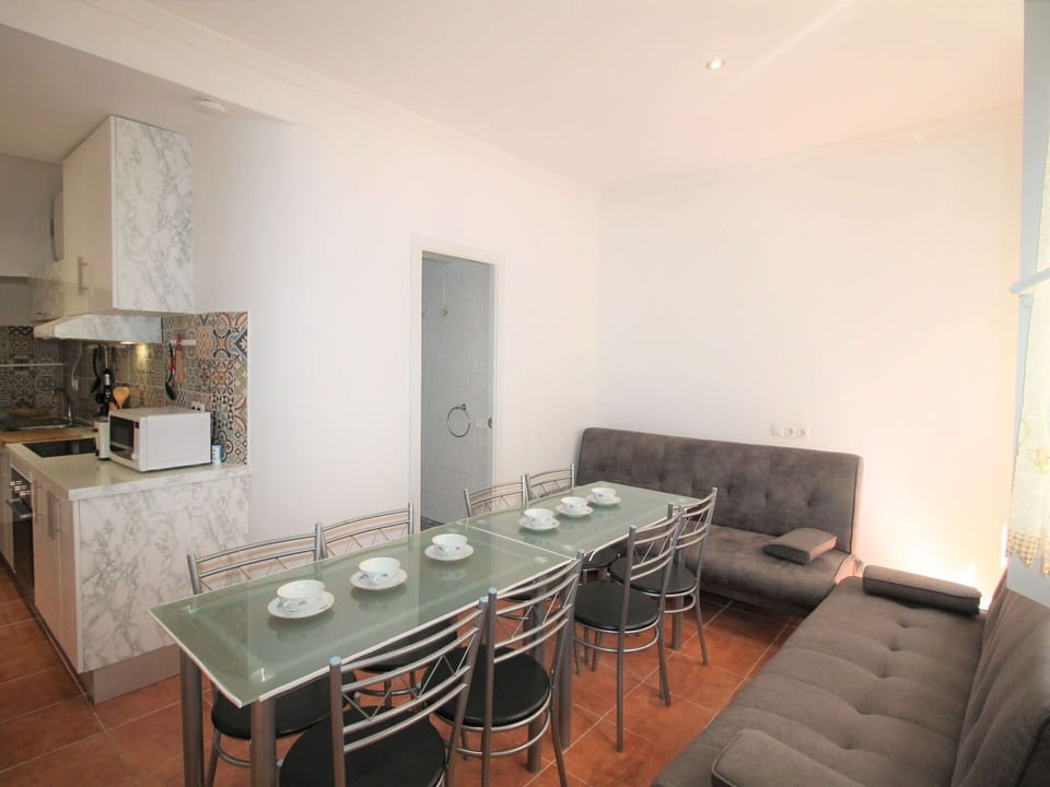 Table, Furniture, Chair, Wood, Building, Interior Design, Flooring, Floor, Couch, Hardwood