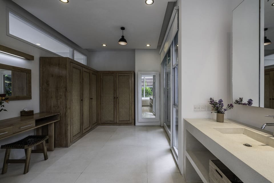 Ample storage space with make up table