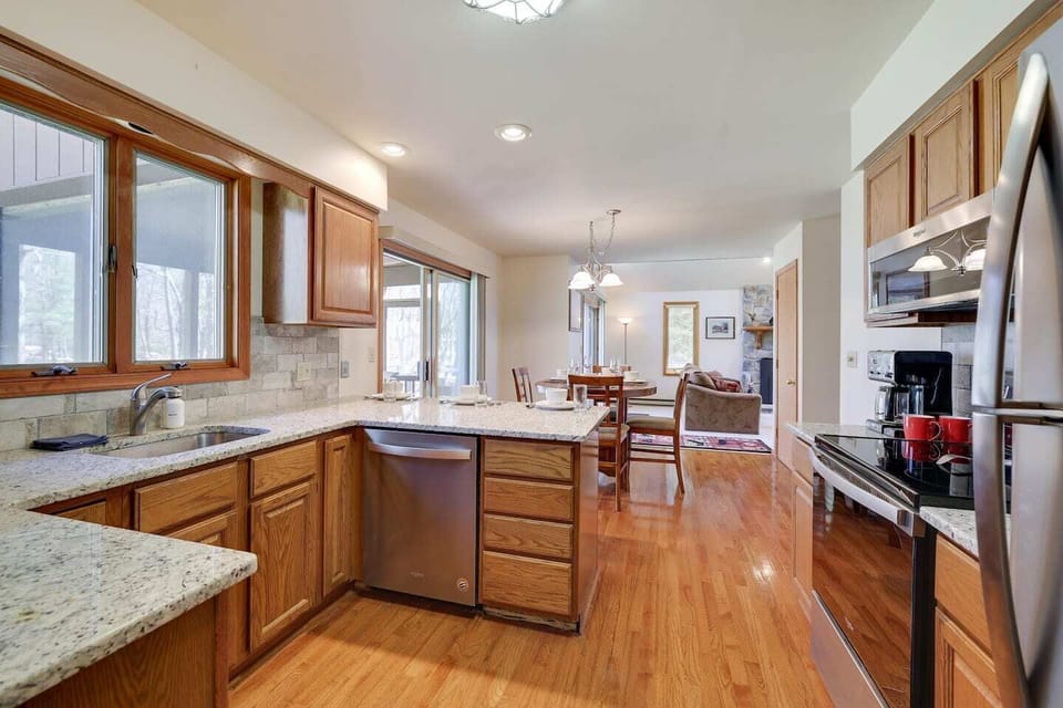Plenty of additional seating in the open-concept living room area. 