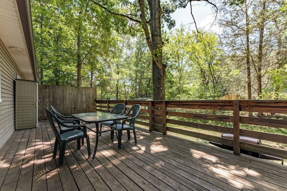 Private Escape back deck dining area with creek view — vacation rental near Nashville Tennessee