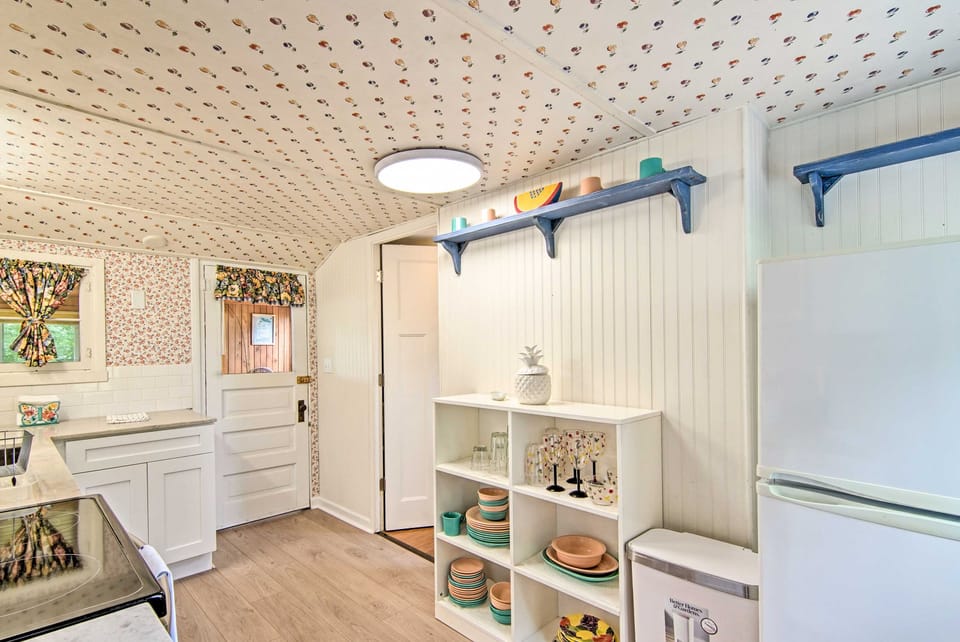 Kitchen | Cooking Basics | Coffee Maker | Paper Towels/Trash Bags Provided