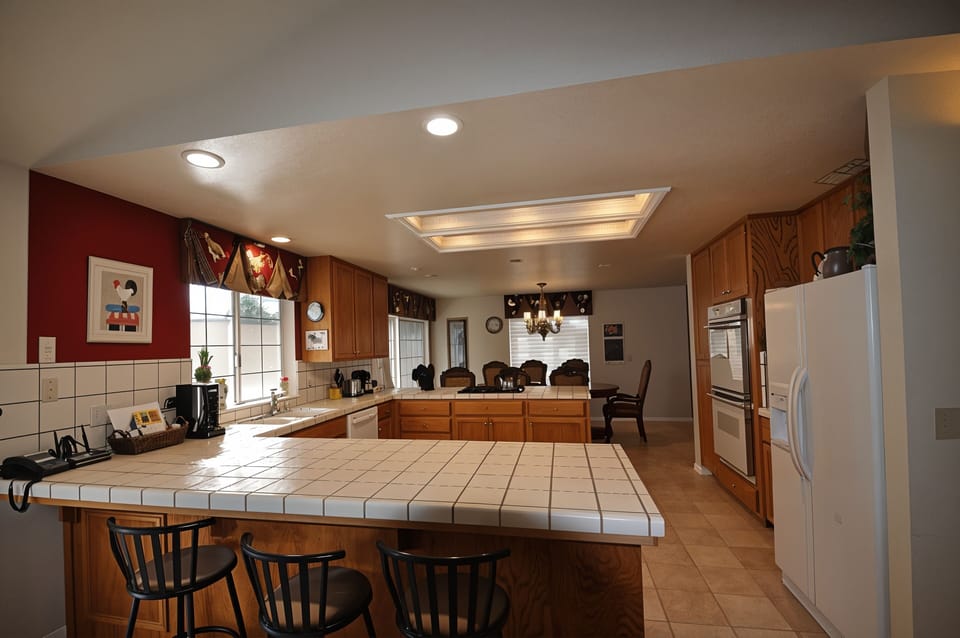 Floor, Flooring, Indoors, Furniture, Living Room