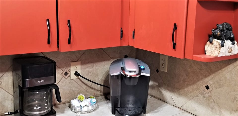 Choice of a regular coffee maker or Keurig-show cooker-George Foreman grill