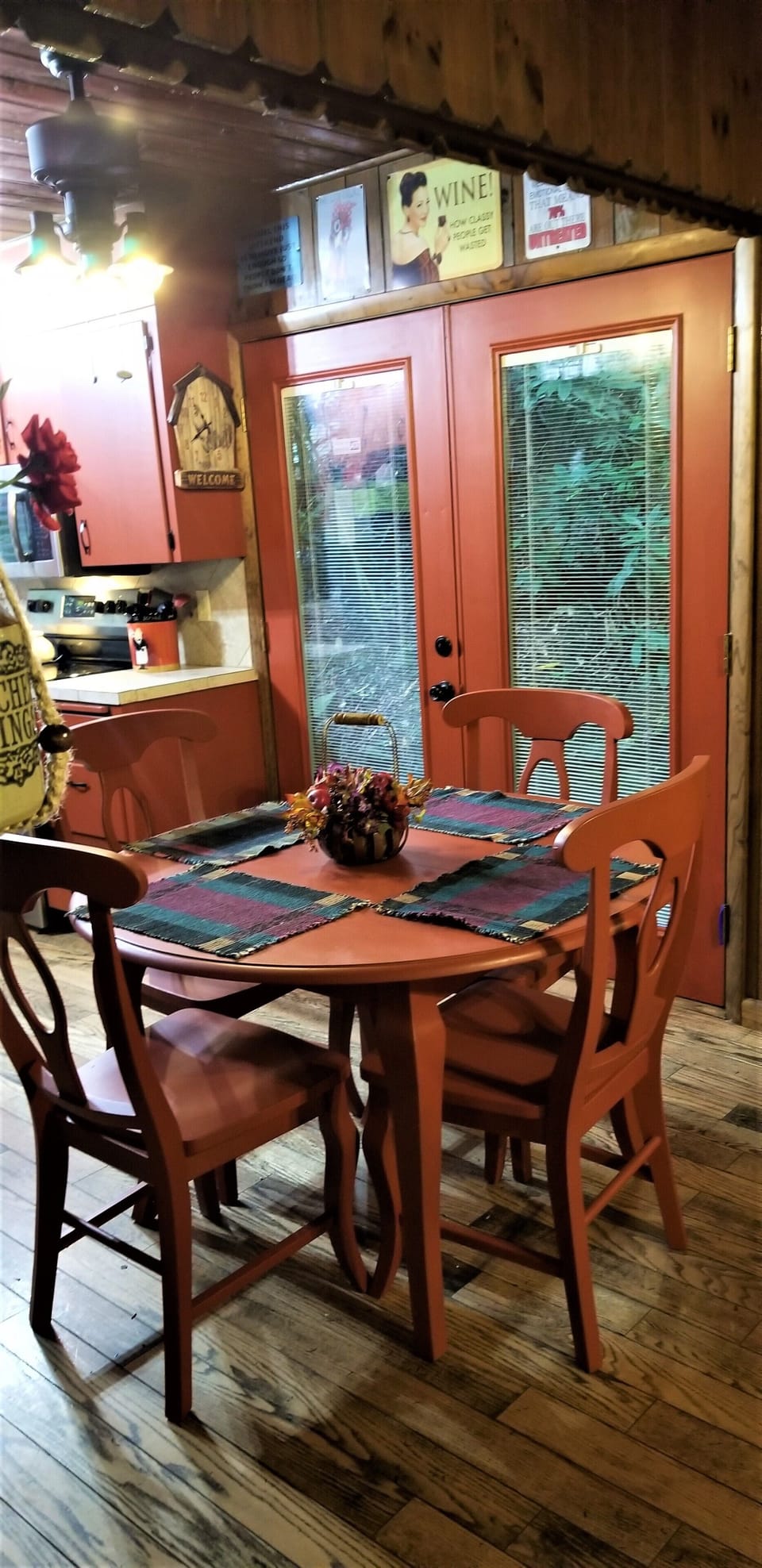 The dining room area has seating for 6