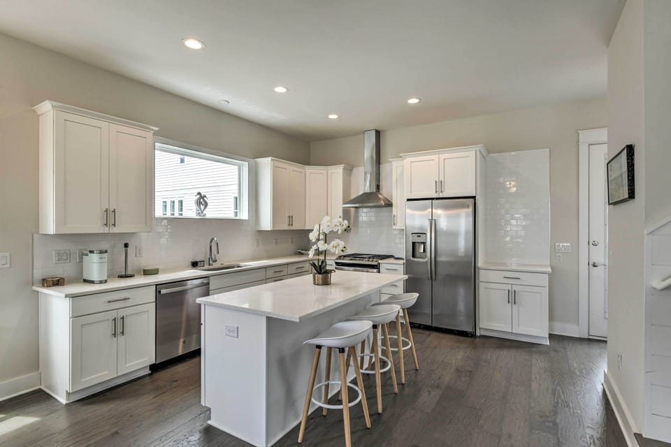 Full Kitchen | Gas Range | Dishwasher | Fridge w/ Ice Maker | Microwave