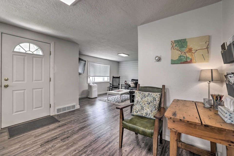 Front Entry | Keyless Entry | Trash Bags & Paper Towels Provided