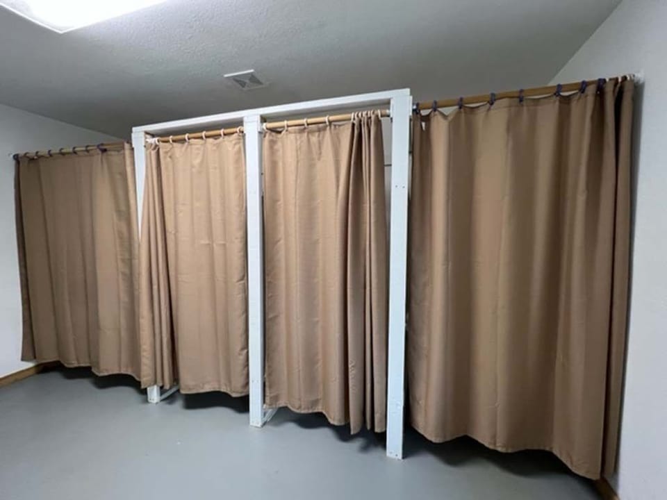 Boy's bathhouse - 4 toilets