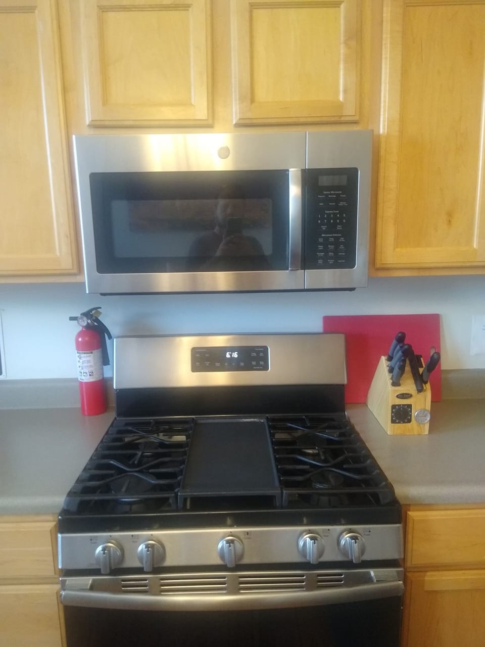 4-burner Stove with Griddle and Microwave