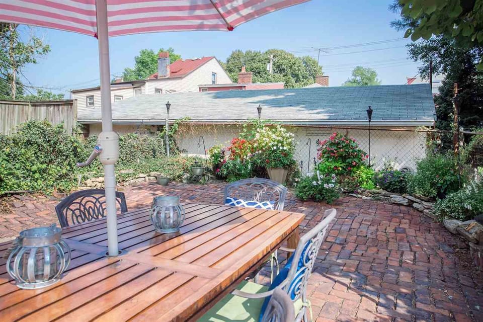Beautiful outdoor patio with seating for 6 people! 