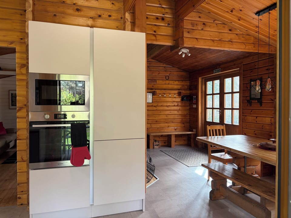 Fridge/Freezer, Microwave & Oven