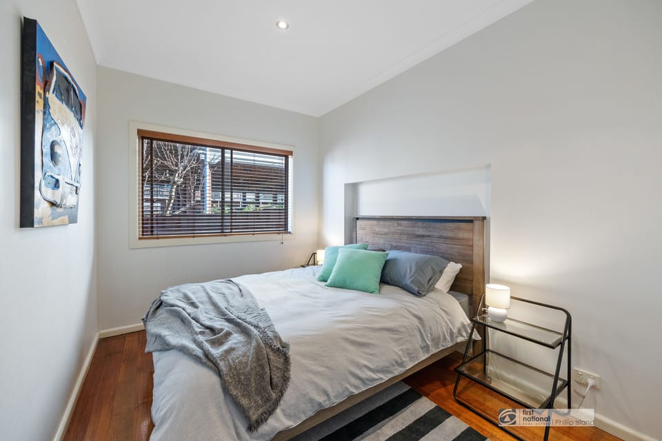 Quueen bedroom