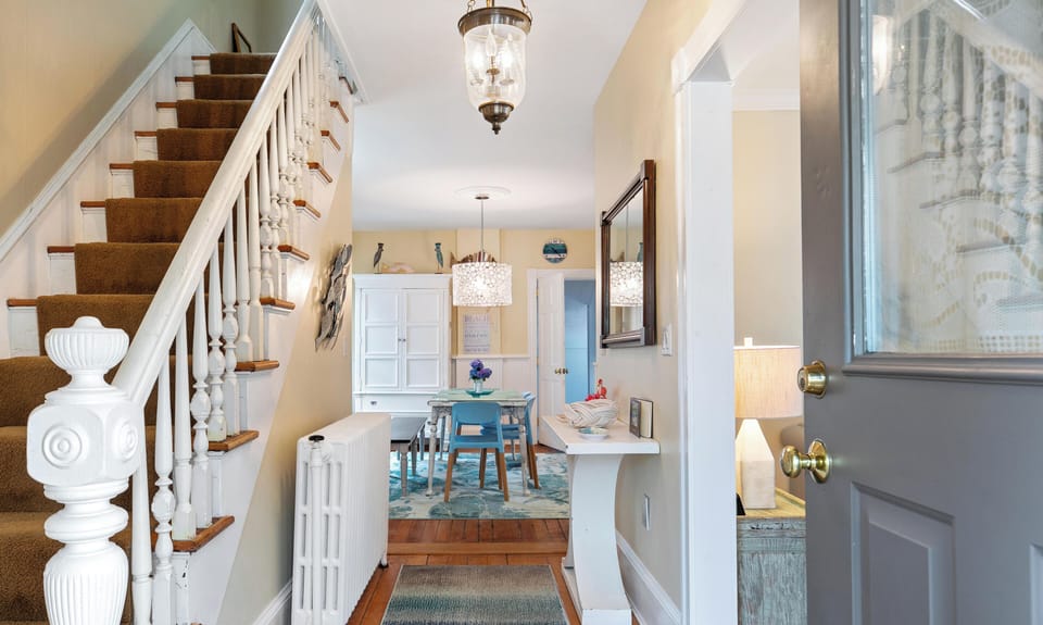 entrance to hallway and stairs to 2nd floor.