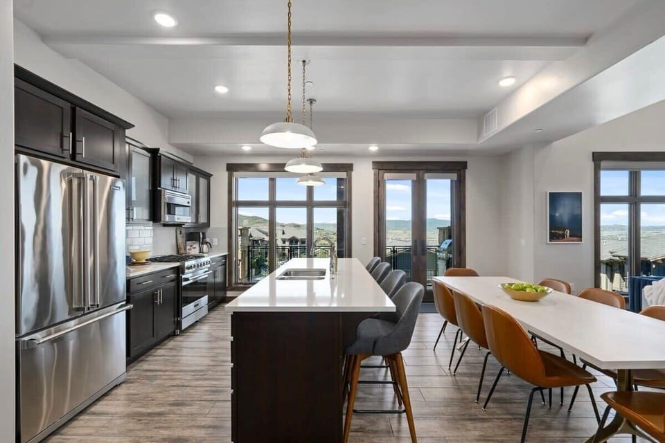 Kitchen: Modern gourmet kitchen with Viking appliances and granite counters.