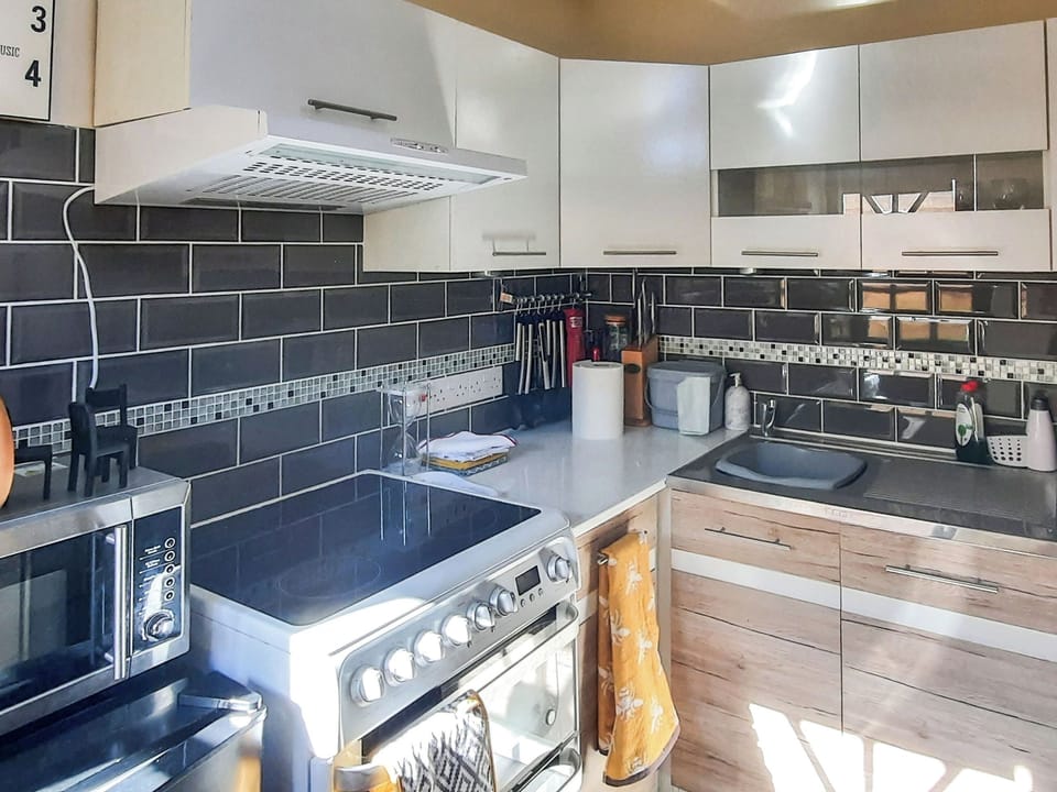 Kitchen | Apartment Hole 18 3/4, Stroud