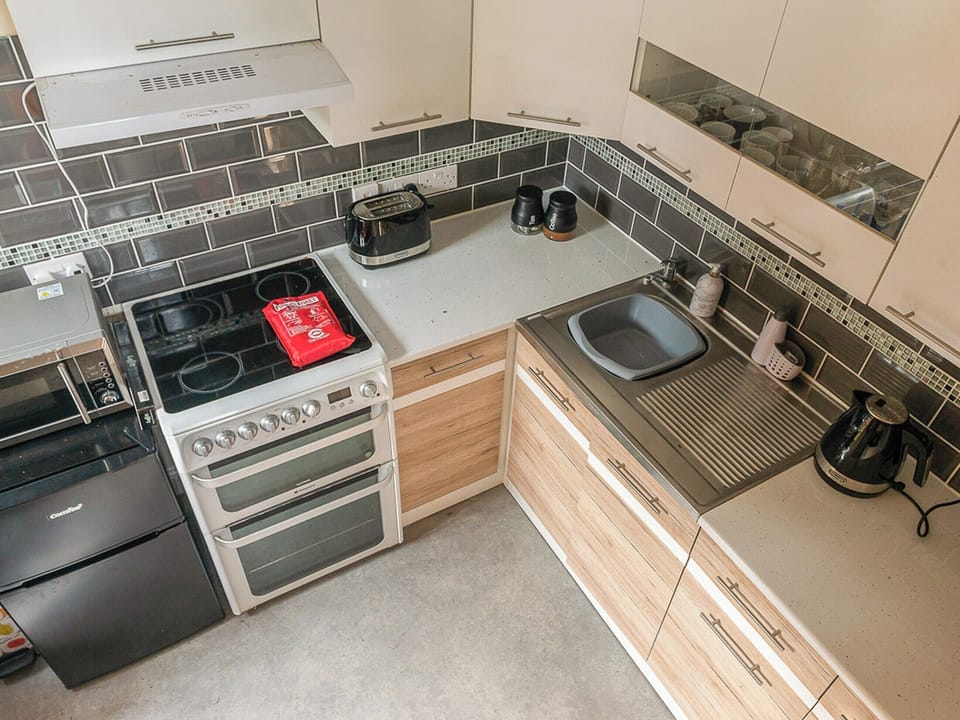 Kitchen | Apartment Hole 18 3/4, Stroud