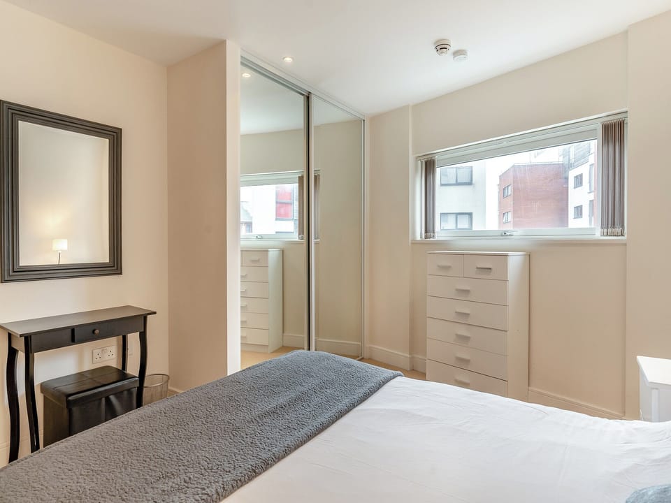 Double bedroom | Apartment 13 - Meridian Tower, Swansea