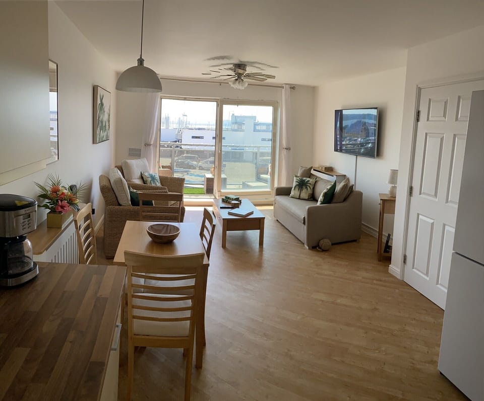 Living area with bed settee