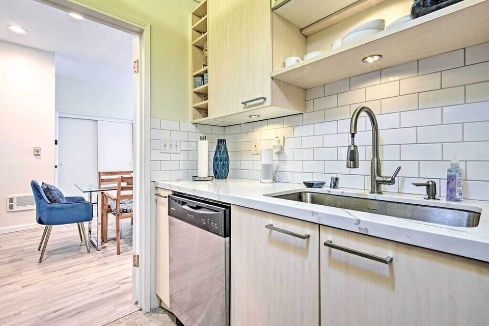 Great kitchen with the essentials (and more) for cooking