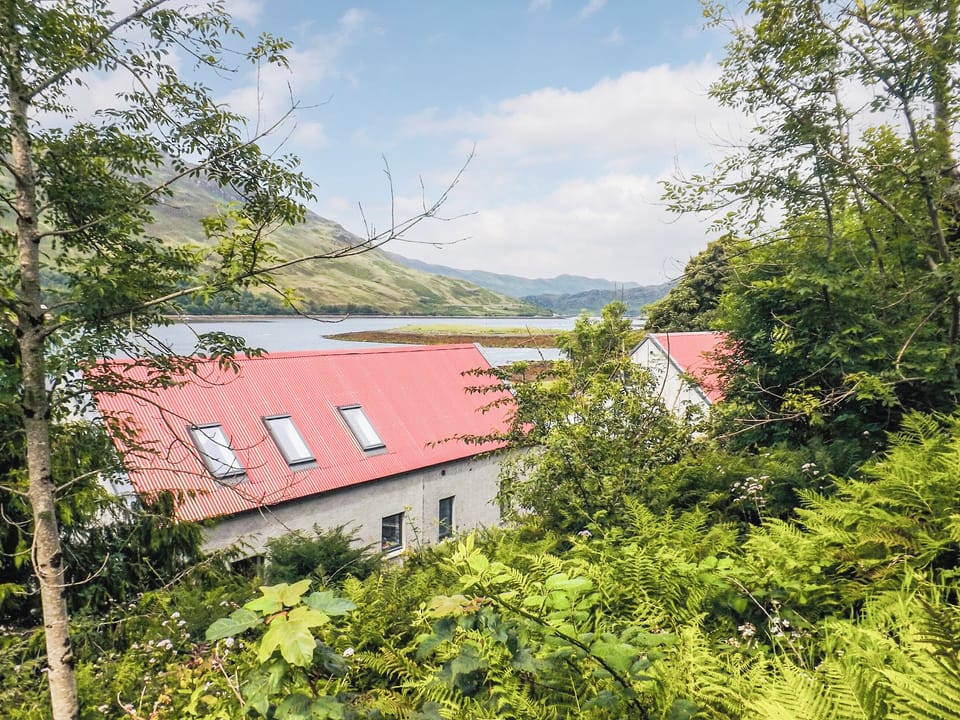 Setting | An Iolaire - Dornie Croft, Dornie