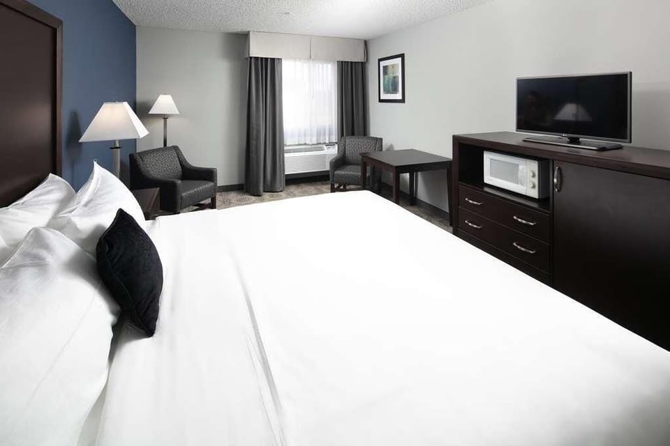 Spacious unit with a King size bed and flat screen TV