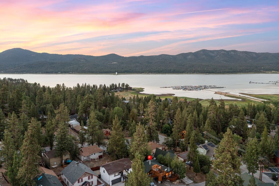 Roof top hot tub, Village and Marina walk. Billiards, darts, fireplace, hot tub. Cabin in Big Bear