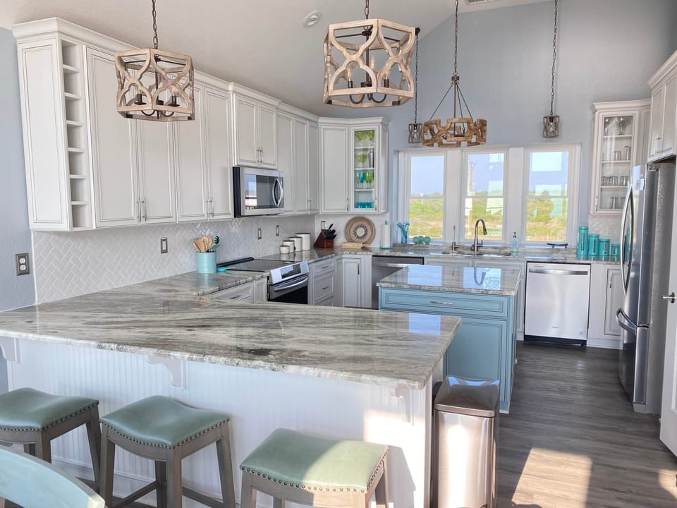 Kitchen with breakfast bar